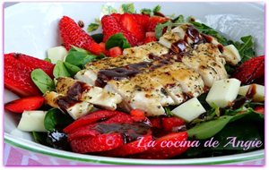 Ensalada De Pollo Y Fresas Con Vinagreta De Chocolate
