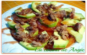 Ensalada De Aguacate Con Glasé De Vinagre De Frambuesa
