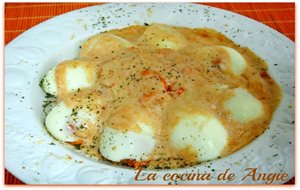 Huevos Rellenos Con Salsa De Gambas
