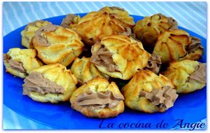 Profiteroles Con Crema De Trufa
