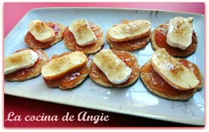 Tostaditas De Mermelada De Tomate Y Queso Caramelizado
