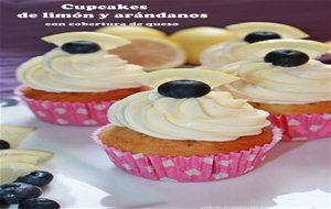 Cupcakes De Limón Y Arándanos Con Cobertura De Queso
