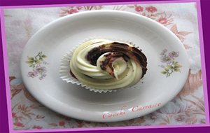 Cupcake Red Velvet Con Ganache Blanco Y Negro
