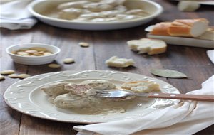 Albóndigas De Pollo Con Salsa De Cebolla Y Almendras
