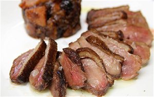 Magret De Pato Asado Con Chutney De Membrillo Al Balsámico