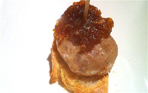 Montadito De Mini Burguer De Foie Y Cebolla Caramelizada