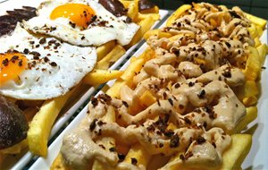 Huevos Con Patatas Fritas Y Mouse De Foie  Y Cebolla Caramelizada