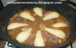 Pollo De Corral Al Cava Con Peras Y Ciruelas
