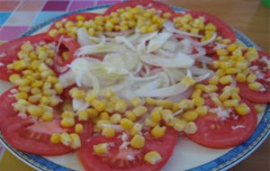 Ensalada De Tomate, Cebolla Y Maiz Dulce
