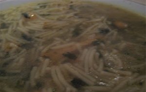 Sopa De Sobre Aliñada De  Garbanzos Con Espinacas Y Pollo
