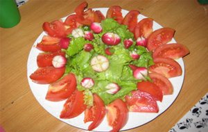 Ensalada De Tomate, Lechuga Y Rabanitos
