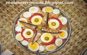 Ensalada De Lazos Tres Colores Con Sardinas Y Huevo Duro
