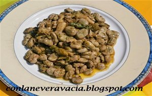 Habas Al Wok Con Espárragos Trigueros Y Ajos Tiernos Al Aceite De Oliva Virgen.
