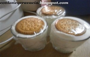 Helado De Nata Con Trocitos De Chocolate Y Galleta María
