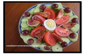 Ensalada De Lechuga , Higos Y Uvas
