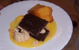 Milhojas De Chocolate Crujiente Con Mousse De Turron Y Pastel De Melocoton