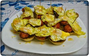 Cazuelitas De Hojaldre Con Chorizos A La Sidra Y Huevo De Codorniz
