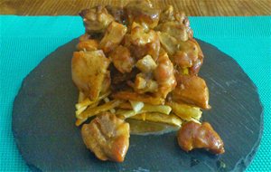 Cochifrito Sobre Cama De Patatas Paja
