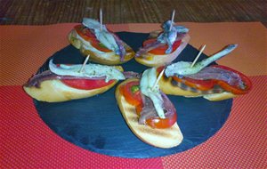 Tapita, Tosta De Boqueron En Vinagre Y Anchoa 
