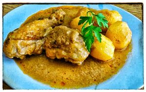 Pollo En Salsa Con Patatas 
