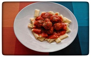 Tortiglioni Con Albóndigas En Salsa De Tomate Al Orégano
