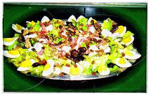 Ensalada De Brotes De Lechuga , Queso , Bacon Y Nueces
