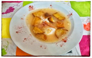 Caldo Casero Con Huevo Escalfado Y Picatostes
