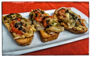 Tostada De Escalibada De Verduras
