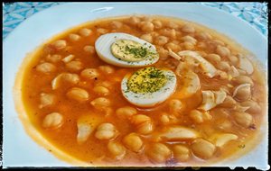 Guiso  De Garbanzos Con Huevo Duro
