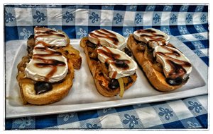 Tapa, Tostada  De Rulo De Cabra Y Cebolla Caramelizada
