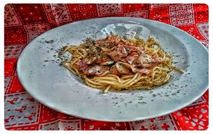 Spaguetti Con Bacón, Champiñón Y Nata
