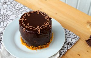Layer Cake De Naranja Y Chocolate (con Un Bizcocho De Naranja Ultra Fácil Y Delicioso)
