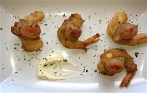 Tempura De Mejillones Y Langostino Acompañado  De Tomate Cherry 
