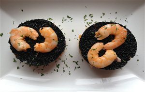 Rebozado De Chipiron Acompañado De Caviar De Algas Y Langostino Pelado  
