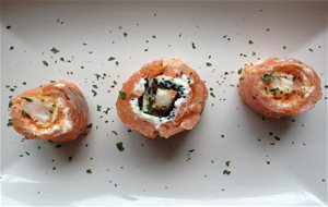 Rulo De Salmon Ahumado   Relleno De  Caviar Y Langostino Cocido 
