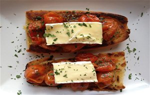 Tostadas De Pan Y Tomates Cherry A Las  Hierbas Provenzales 
