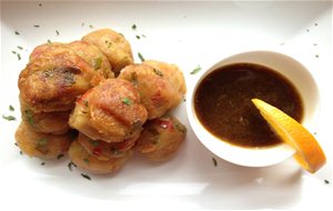 Albondigas De Patata Y Verduras Acompañado  De Salsa De Soja Y Naranja 
