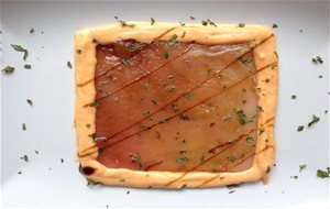 Carpaccio De Bonito Acompañado De Salsa De Tomate 
