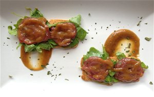 Tostadas De Carpaccio De Ternera Y Rucula Acompañado De Vinagreta De Orejones De Albaricoque
