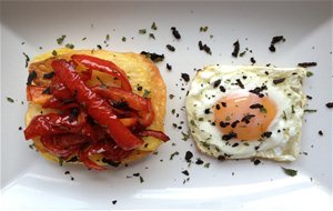 Huevo Frito Acompañado De Patatas Chips , Pimiento Rojo Y Virutas De Trufa
