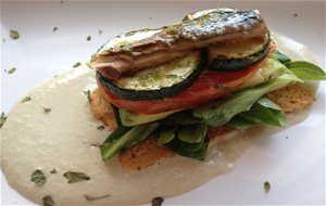 Pincho De Ensalada De Tomate Sobre Crema De Sardinas Y Queso De Cabra 
