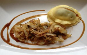 Raviolis Rellenos De Espinacas  Acompañado De Cebolla Y Mermelada De Pimientos Verdes 
