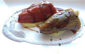 Pimientos Rellenos De Calabacin Sobre Patata Panadera  Acompañados De Nata
