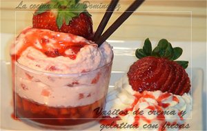 Vasitos De Crema Y Gelatina Con Fresas
