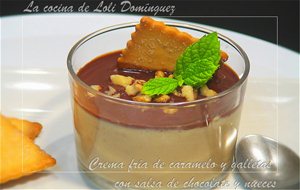 Crema Fría De Caramelo Y Galletas Con Salsa De Chocolate Y Nueces
