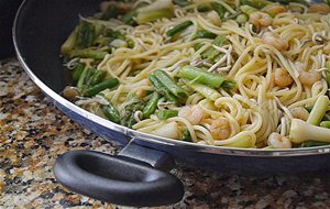 Espaguetis Con Revuelto De Gulas, Gambas, Trigueros Y Ajetes.
