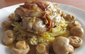Pollo Con Cebolla Caramelizada, Champiñones Y Patatas
