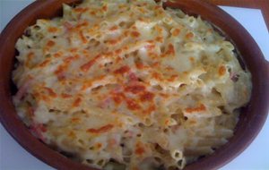 Macarrones Gratinados Con Bechamel Y Bacon.
