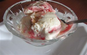 Helado De Tarta De Queso Y Fresas
