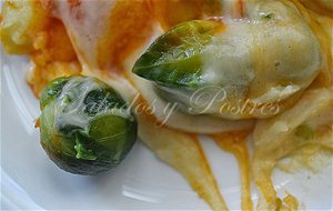 Pastel De Patatas, Coles De Bruselas, Tomate Y Queso.
